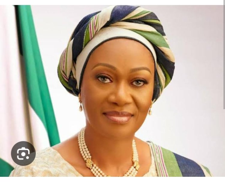 Tinubu’s Wife Donates 10,000 Sanitary Pads To Schoolgirls In Kogi State